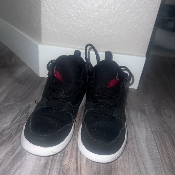Kids Nike Jordan’s gently used, size 1 Youth - Picture 1 of 4